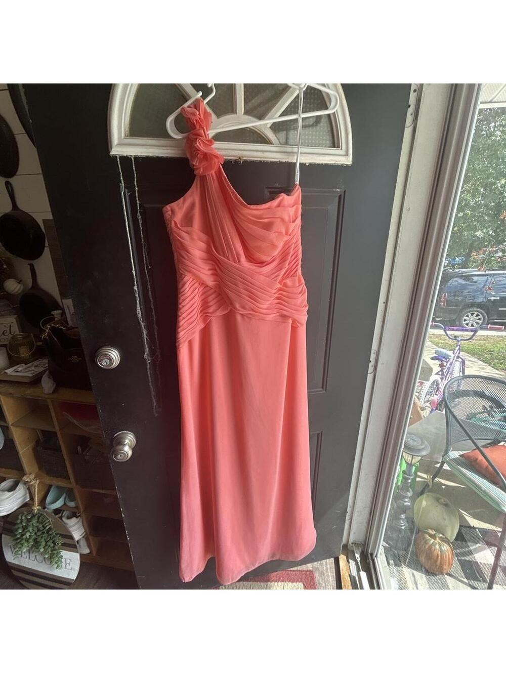 David's Bridal coral polyester one shoulder dress in a sz 10#bridal#formal#hoco